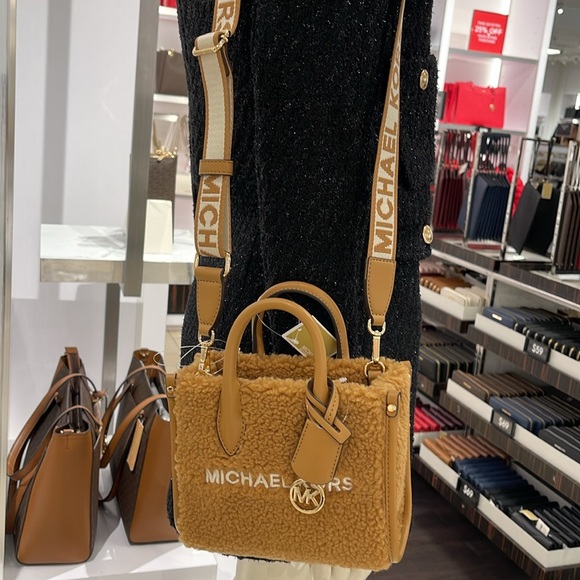Michael Kors Mirella Extra-Small Sherpa XS SHOPPER XBODY
SHEARLING Crossbody - Picture 16 of 16